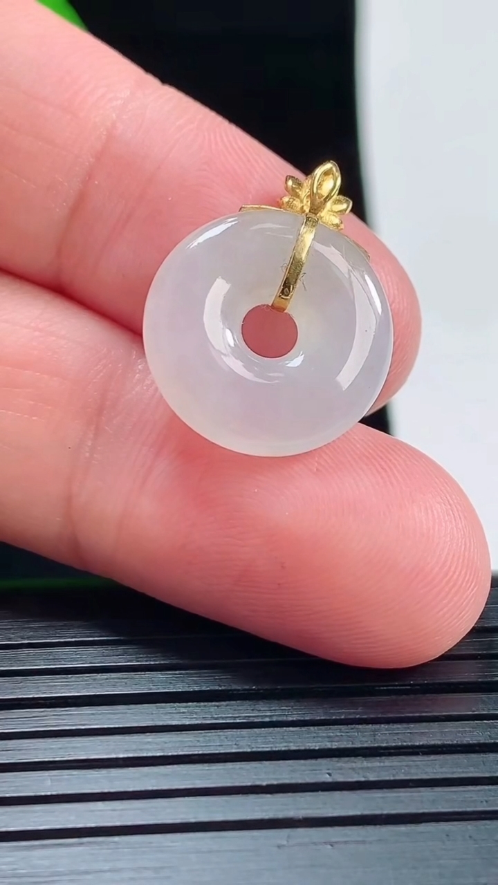 天然A货翡翠种白冰平安环吊坠，尺寸21.5-16.5-4重量:2.44g
5月22日