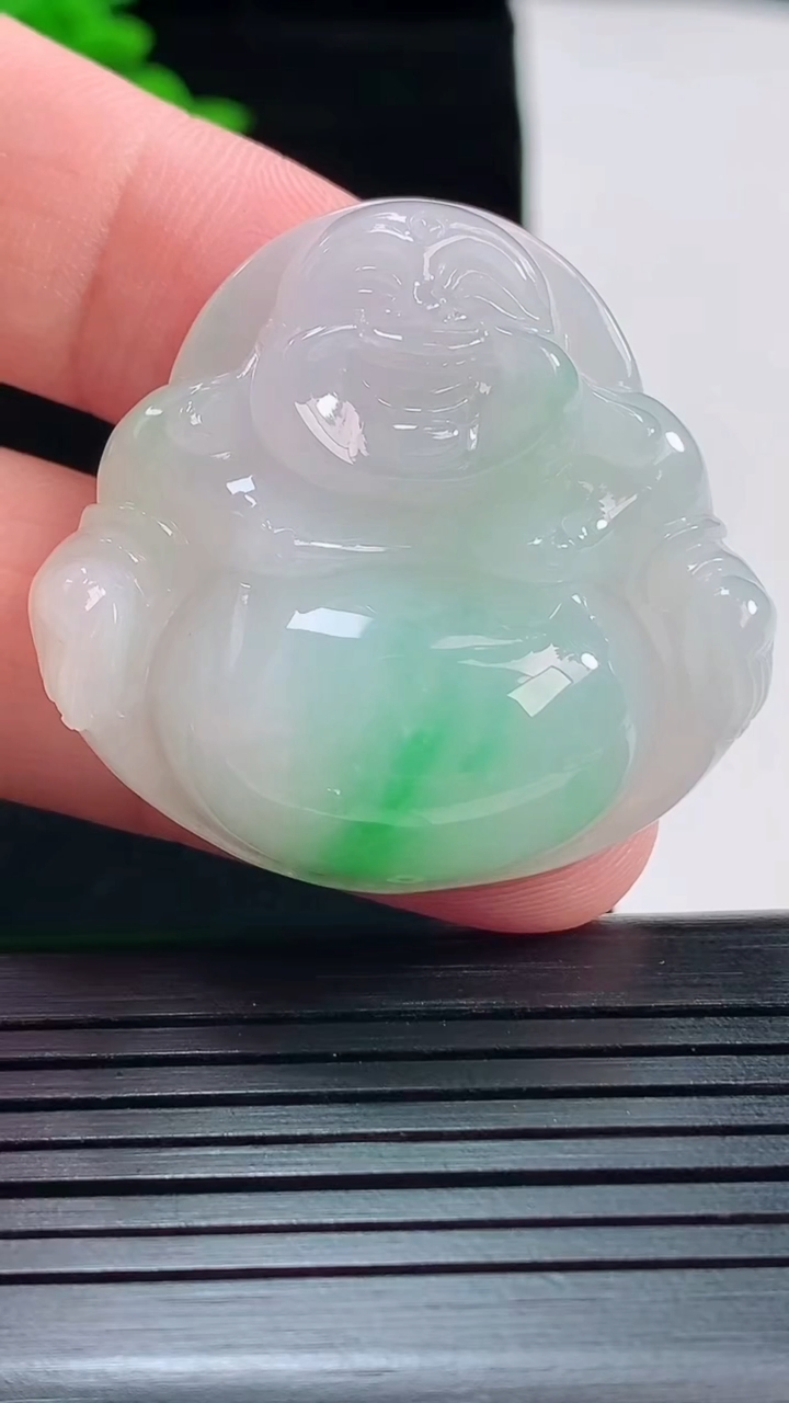 天然A货翡翠佛公吊坠，尺寸35.5-38-10重量:17.93g
5月22日