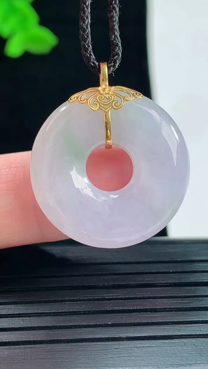 天然A货翡翠18k金春带彩 紫罗兰平安环吊坠，尺寸28-24-5.6重量:6.65g
5月22日