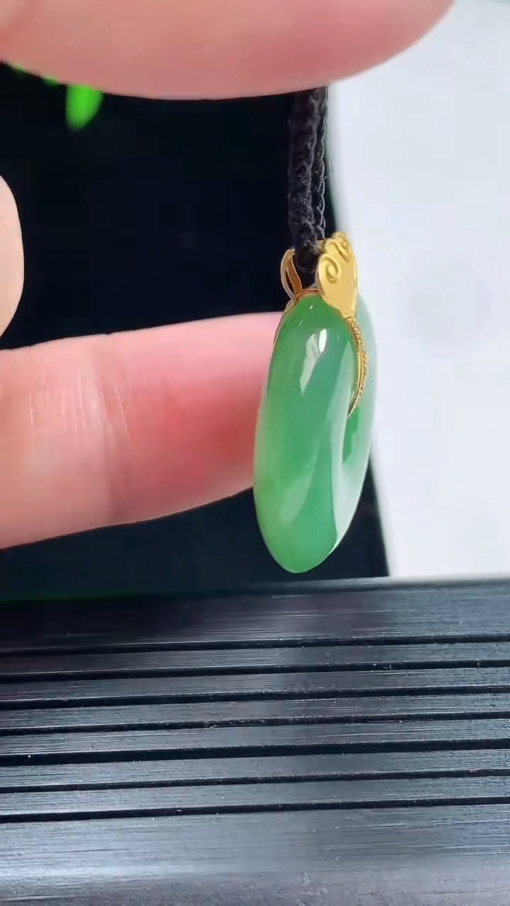 天然A货翡翠平安扣吊坠，尺寸26-22-6重量:5.85g
5月22日