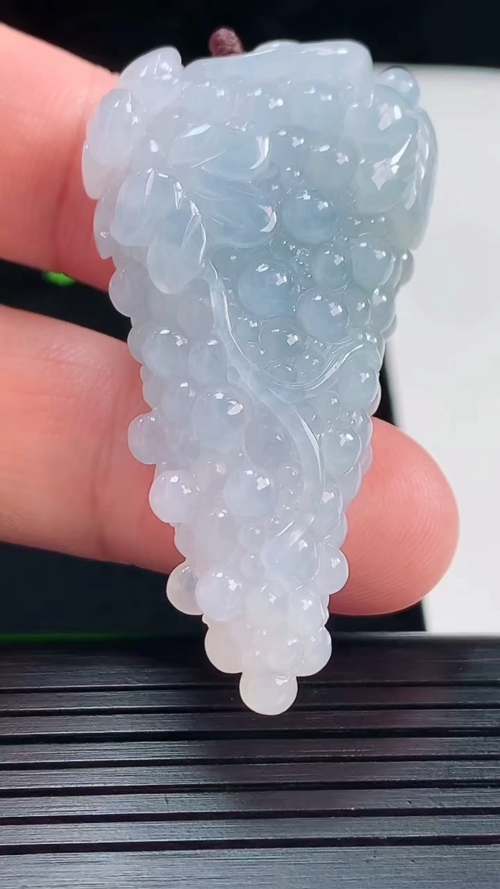 天然A货翡翠紫罗兰多子多福吊坠，尺寸51.5-27.5-13重量:26.14g
5月22日