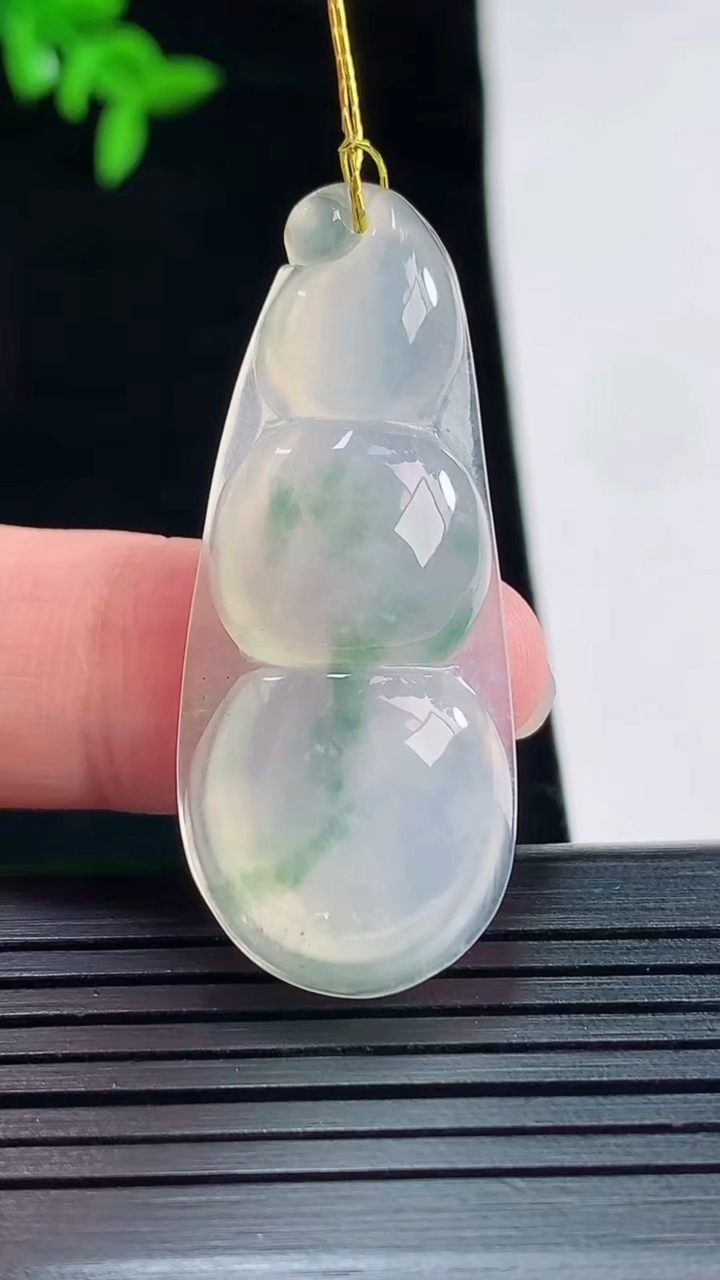 天然A货翡翠冰种飘花福豆吊坠，尺寸42-17.6-6重量:7.32g
5月22日