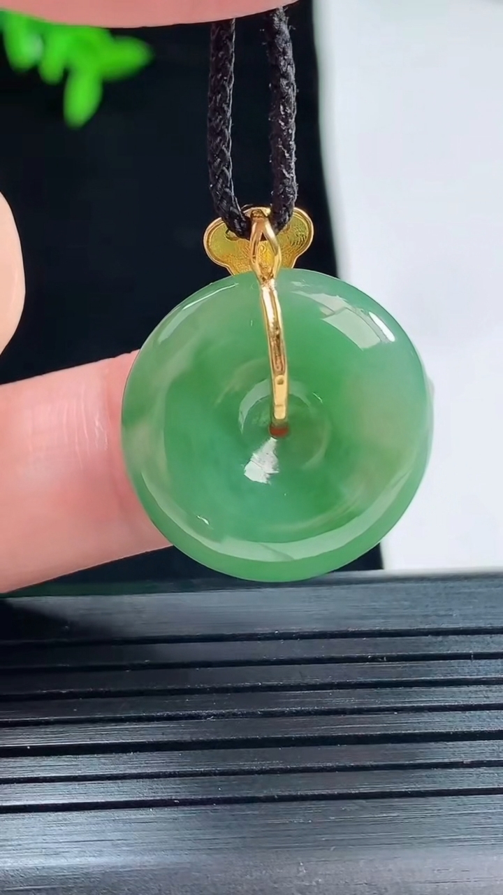 天然A货翡翠平安扣吊坠，尺寸26-22-6重量:5.85g
5月22日