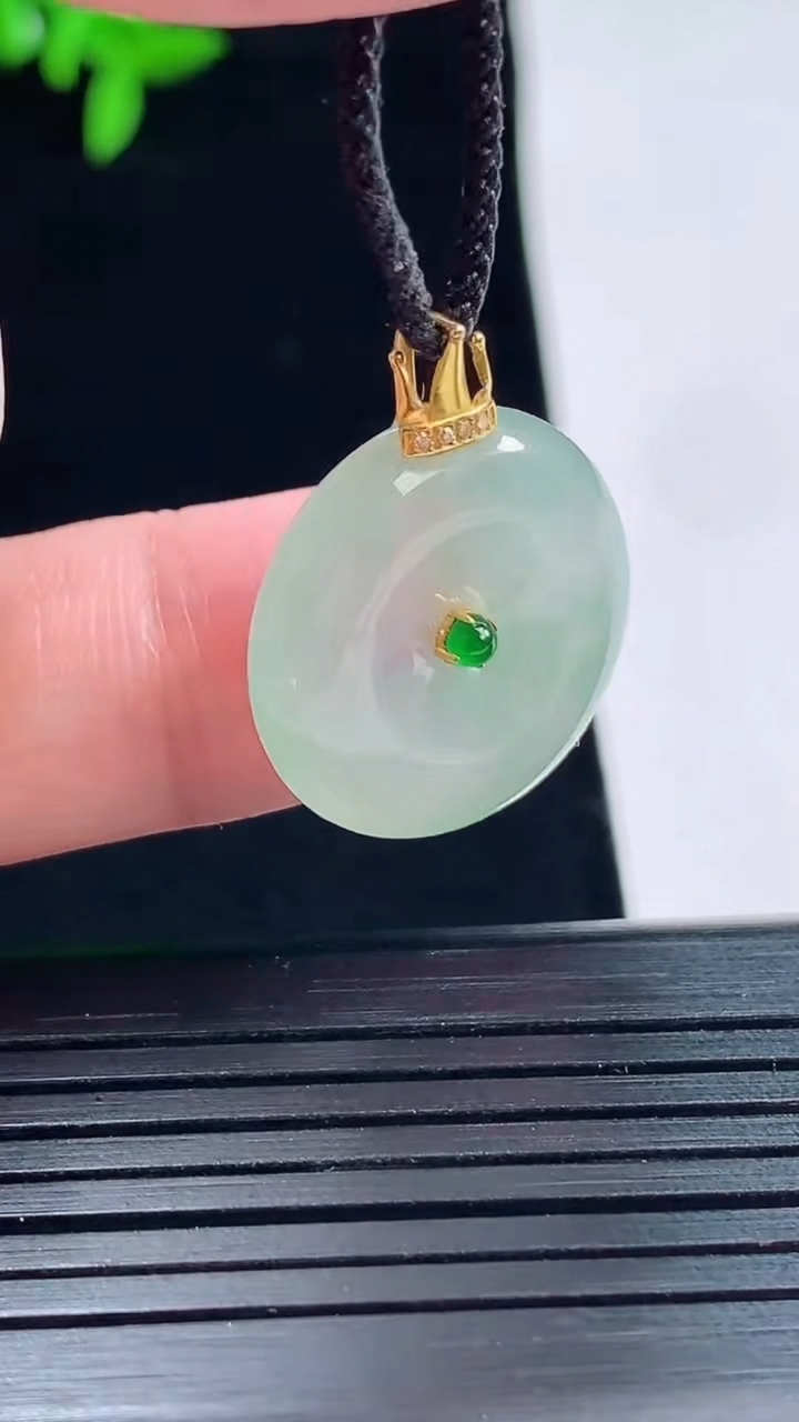 天然A货翡翠平安扣吊坠，尺寸25-20-5重量:4.30g
5月22日