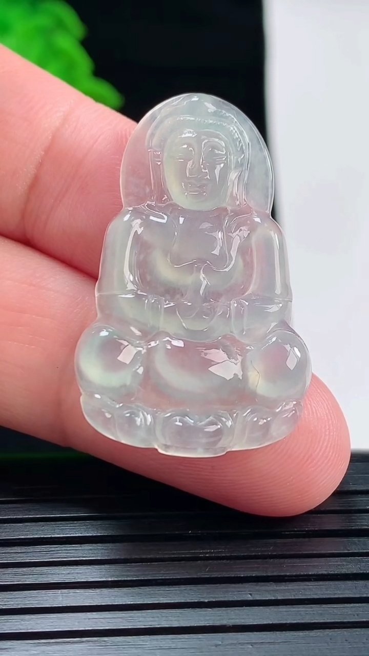 天然A货翡翠正装观音吊坠，尺寸36-22.5-2.6重量:4.44g
5月22日