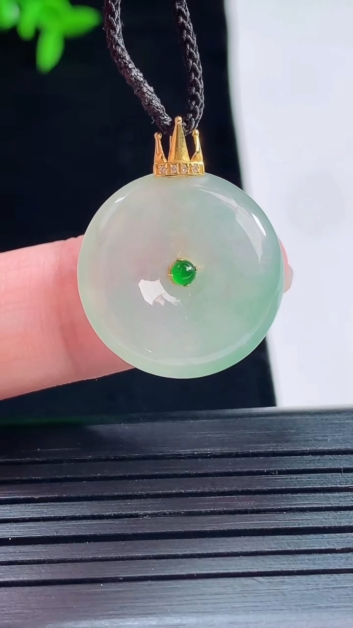 天然A货翡翠平安扣吊坠，尺寸25-20-5重量:4.30g
5月22日