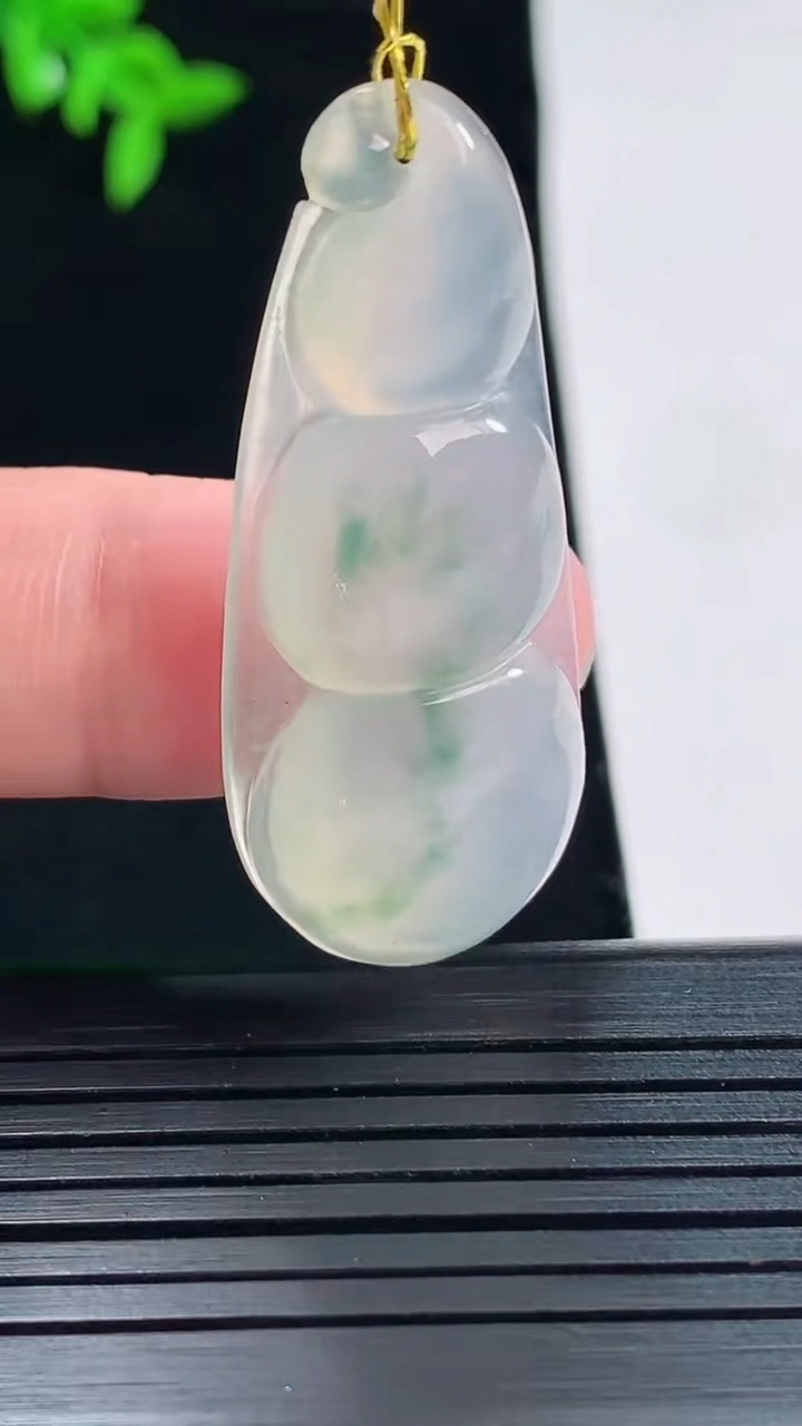 天然A货翡翠冰种飘花福豆吊坠，尺寸42-17.6-6重量:7.32g
5月22日