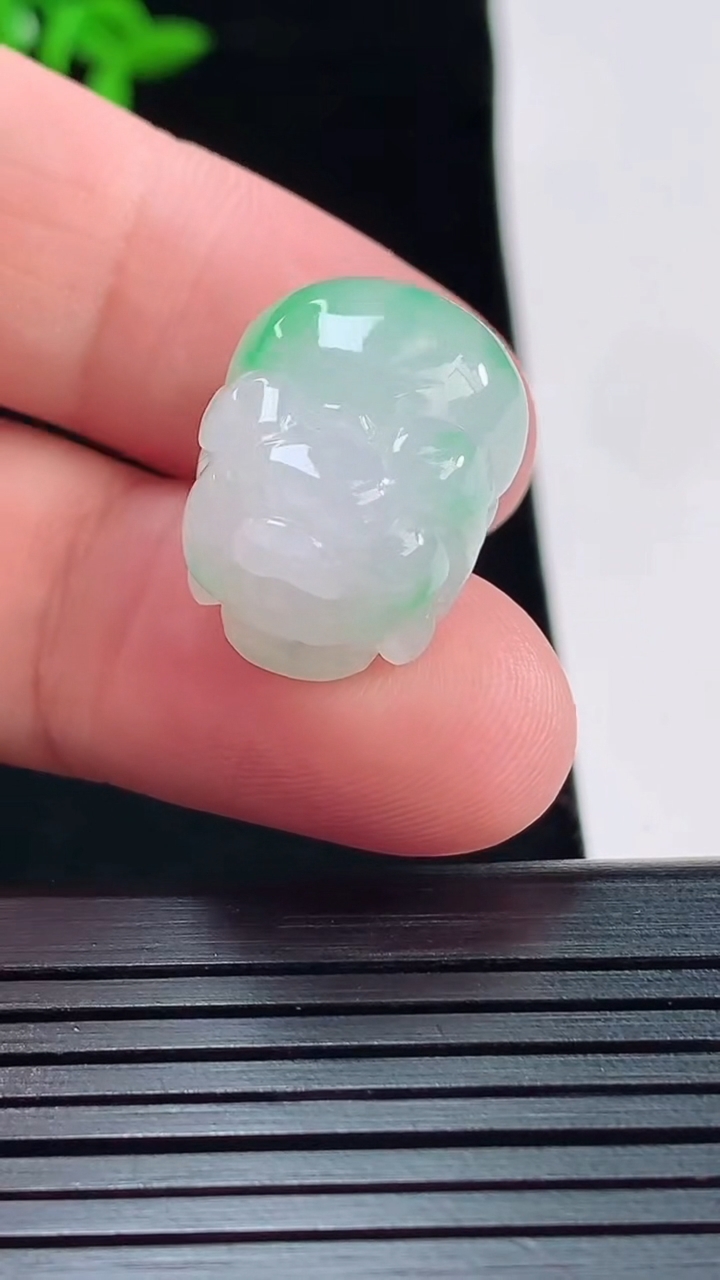 天然A货翡翠生肖猪吊坠，尺寸20-14.8-12.5重量:8.13g
5月22日