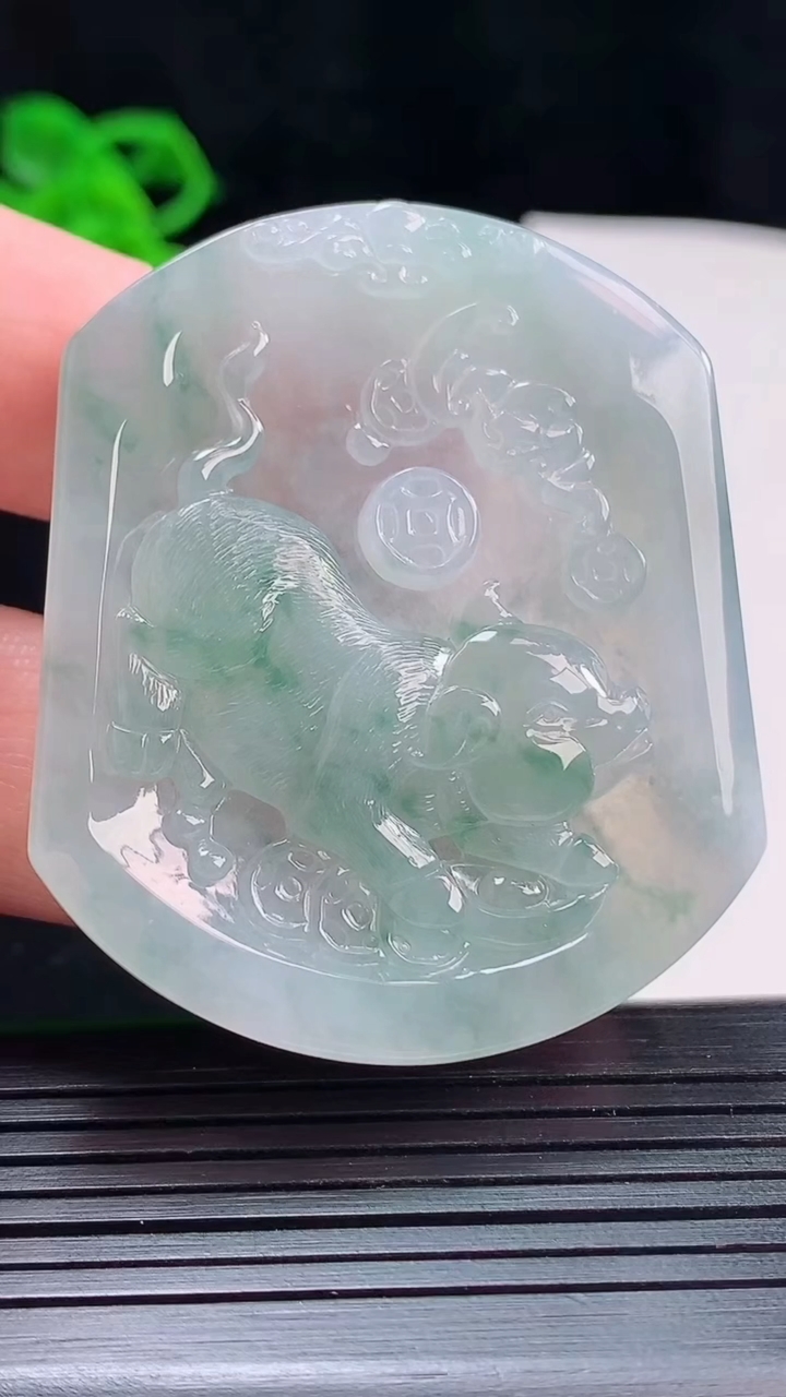 天然A货翡翠冰种飘花生肖猪吊坠，尺寸50.5-42.5-4.5重量:24.68g
5月22日