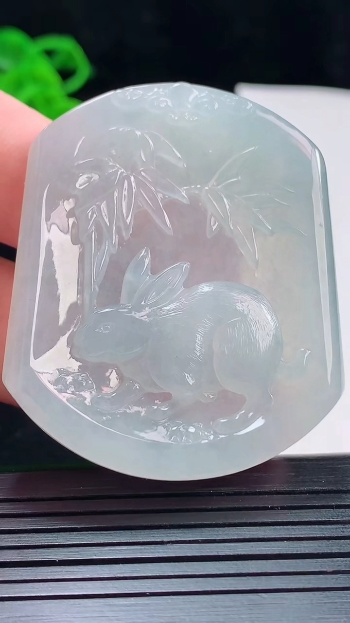 天然A货翡翠生肖兔吊坠，尺寸51-43-5.6重量:26.64g
5月22日