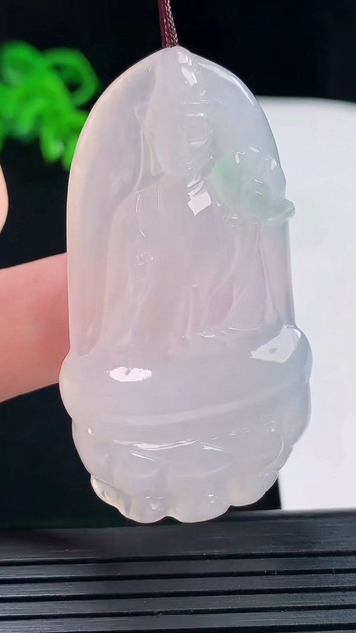 天然A货翡翠大势至菩萨吊坠，尺寸56-30.5-5.8重量:19.41g
5月22日