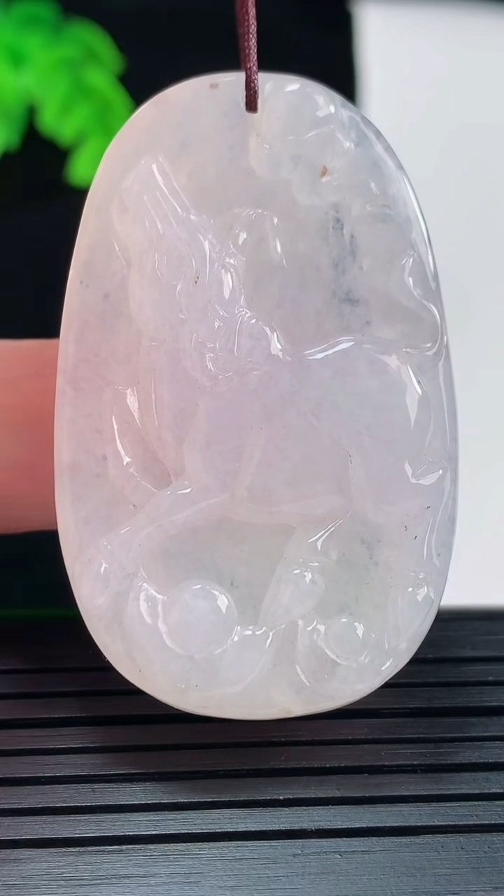 天然A货翡翠紫罗兰生肖牛吊坠，尺寸47.6-29.6-6.8重量:19.26g
5月22日