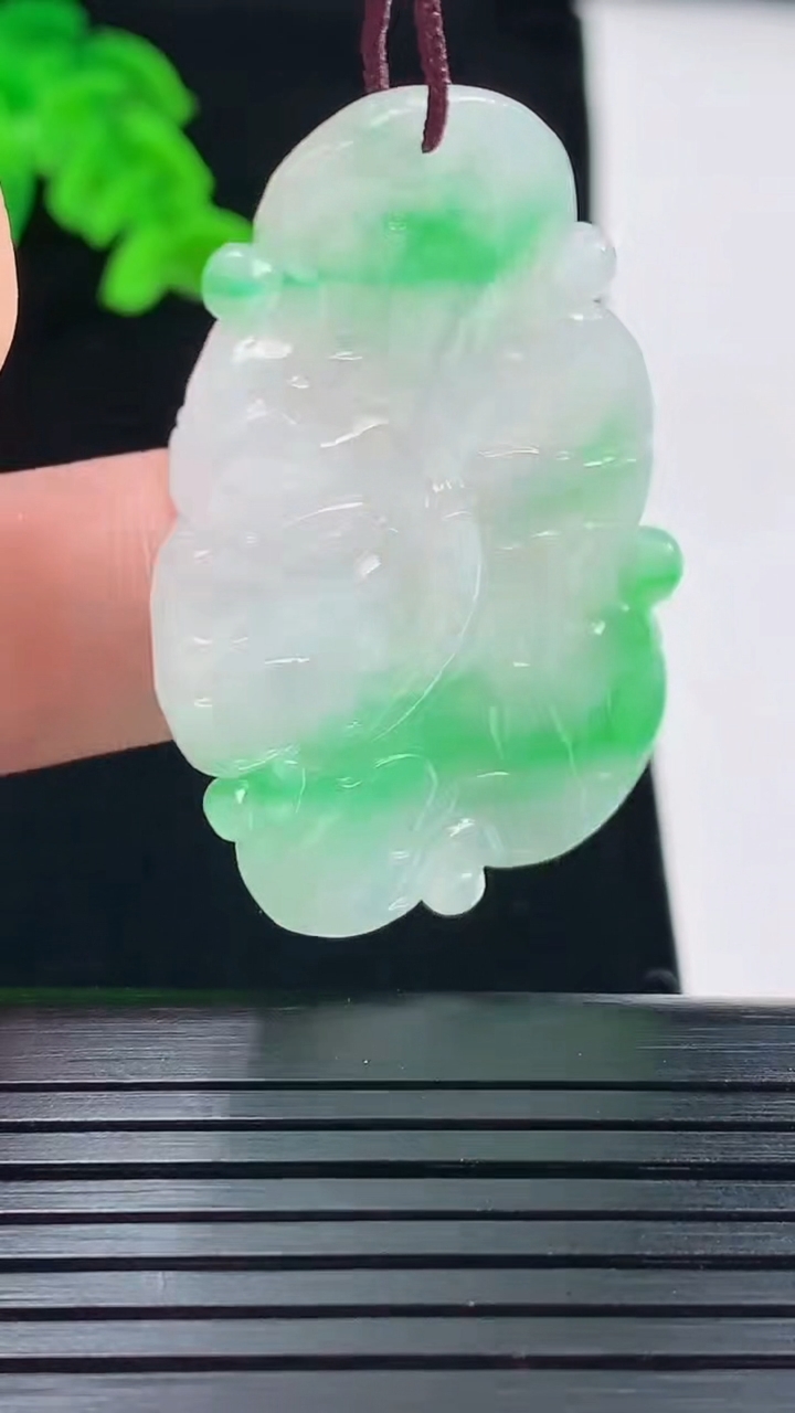 天然A货翡翠和和美美 荷叶鱼吊坠，尺寸43.2-28.5-4.5重量:12.10g
5月22日