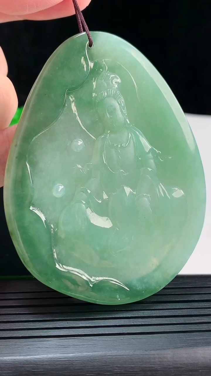天然A货翡翠观音菩萨吊坠，尺寸76.8-58-5重量:50.89g
5月22日
