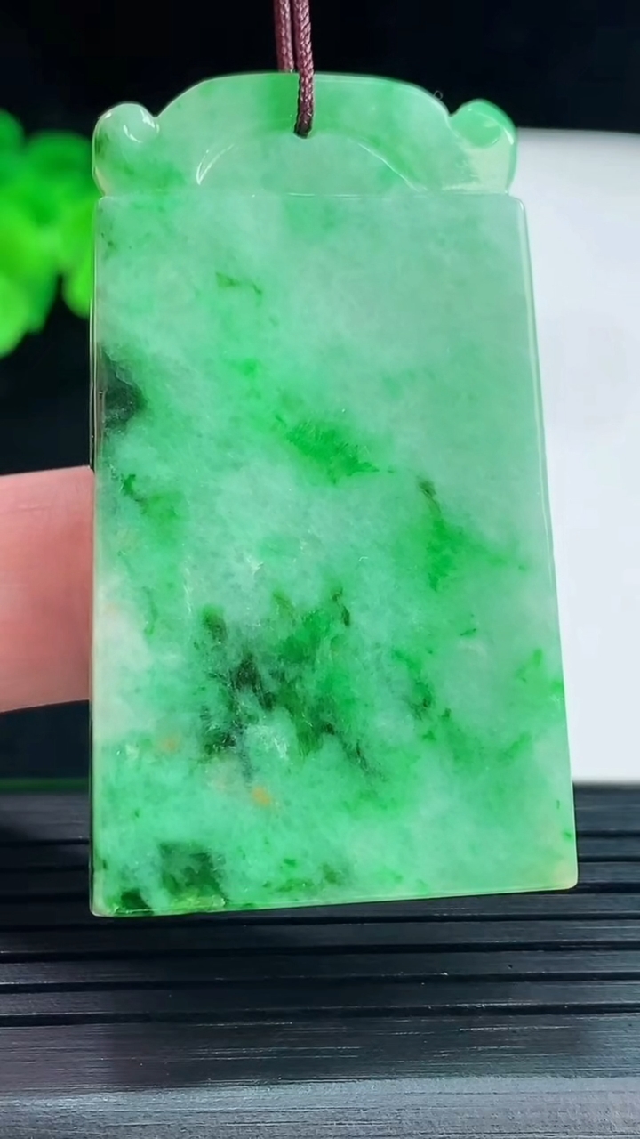 天然A货翡翠无事牌吊坠，尺寸50-28.5-5重量:21.29g
5月22日