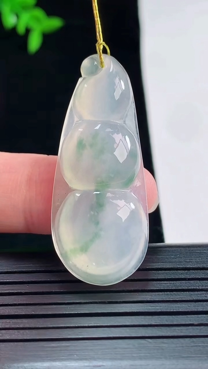天然A货翡翠冰种飘花福豆吊坠，尺寸42-17.6-6重量:7.32g
5月22日
