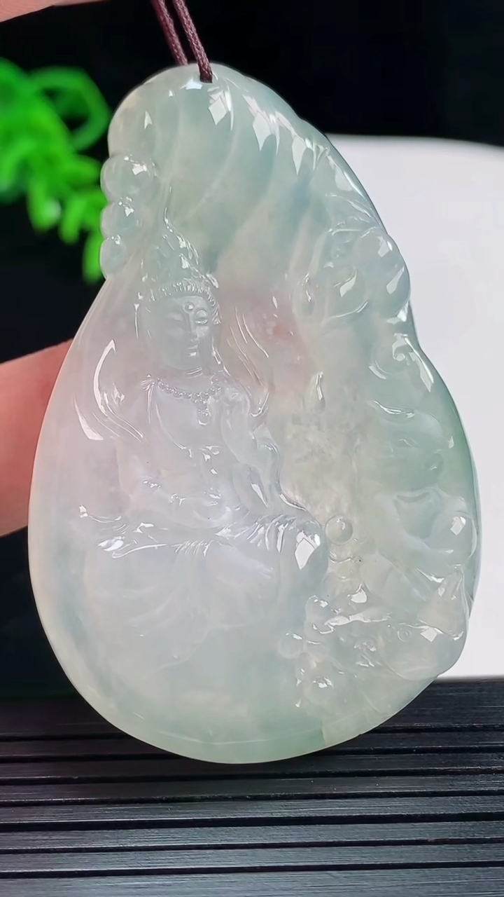 天然A货翡翠观音菩萨吊坠，尺寸61-39.6-6.5重量:28.93g
5月22日