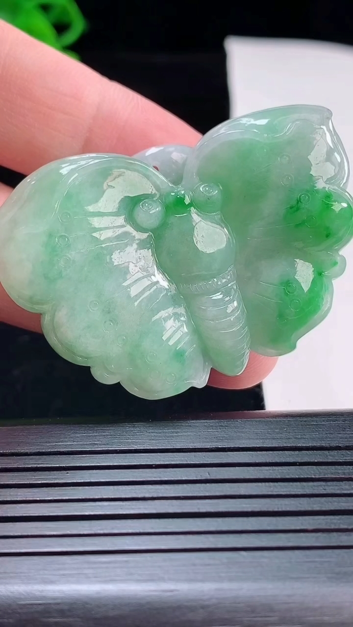 天然A货翡翠蝴蝶吊坠，尺寸33.6-49-10.8重量:29.90g
5月22日