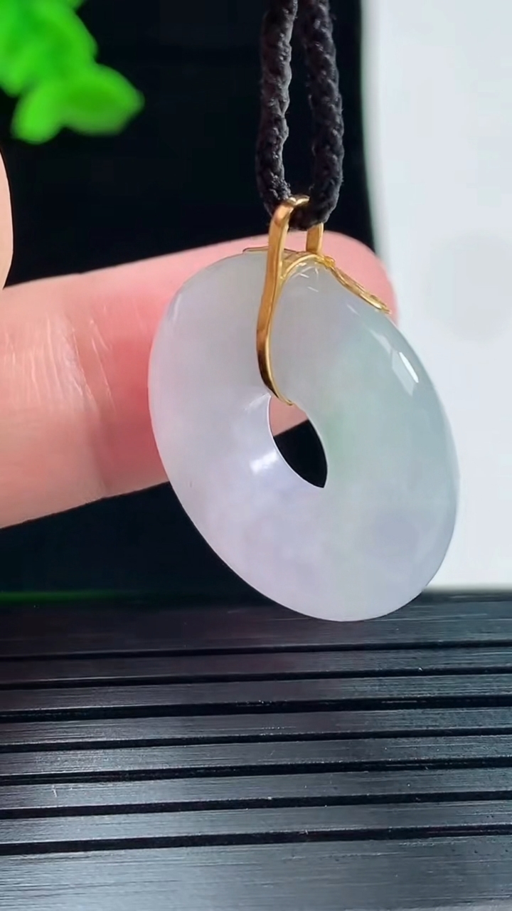 天然A货翡翠18k金春带彩 紫罗兰平安环吊坠，尺寸28-24-5.6重量:6.65g
5月22日