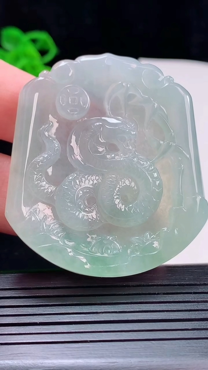天然A货翡翠生肖蛇吊坠，尺寸52-46-5.5重量:30.19g
5月22日