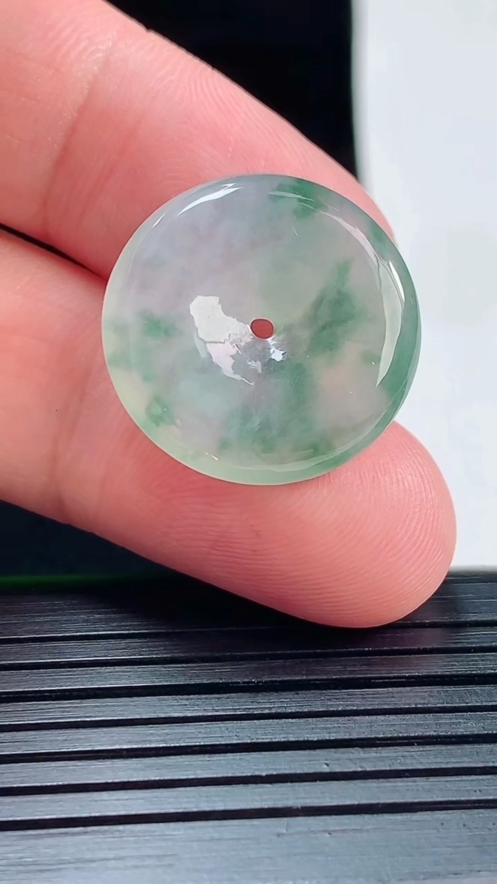 天然A货翡翠冰种飘花平安扣吊坠，尺寸21.5-4.2重量:4.22g
5月22日