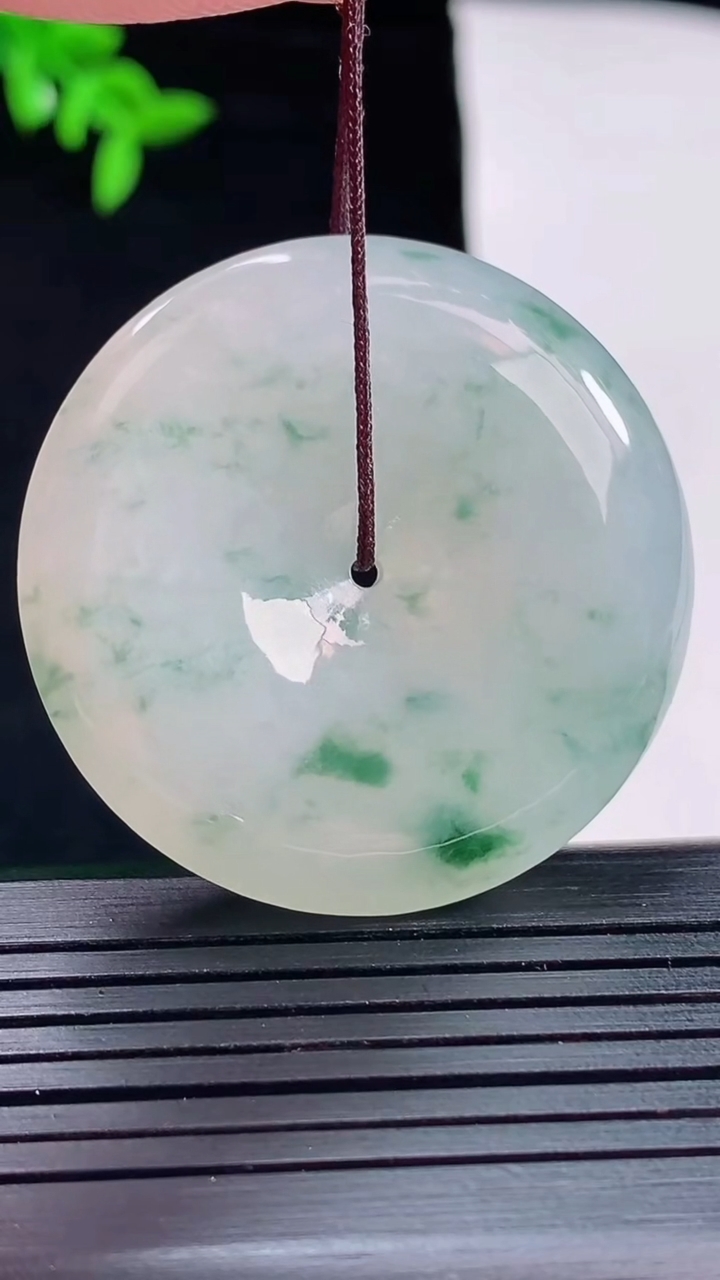 天然A货翡翠飘花平安扣吊坠，尺寸38-8.2重量:24.82g
5月22日