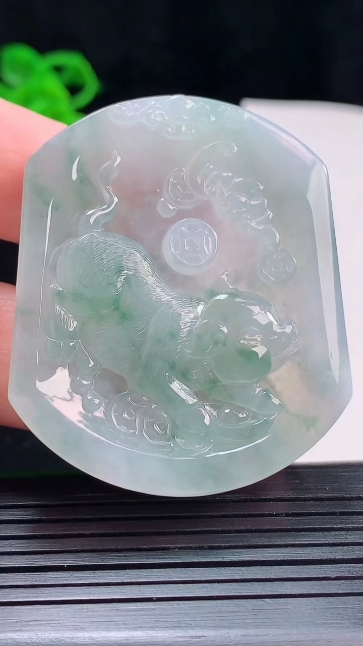 天然A货翡翠冰种飘花生肖猪吊坠，尺寸50.5-42.5-4.5重量:24.68g
5月22日