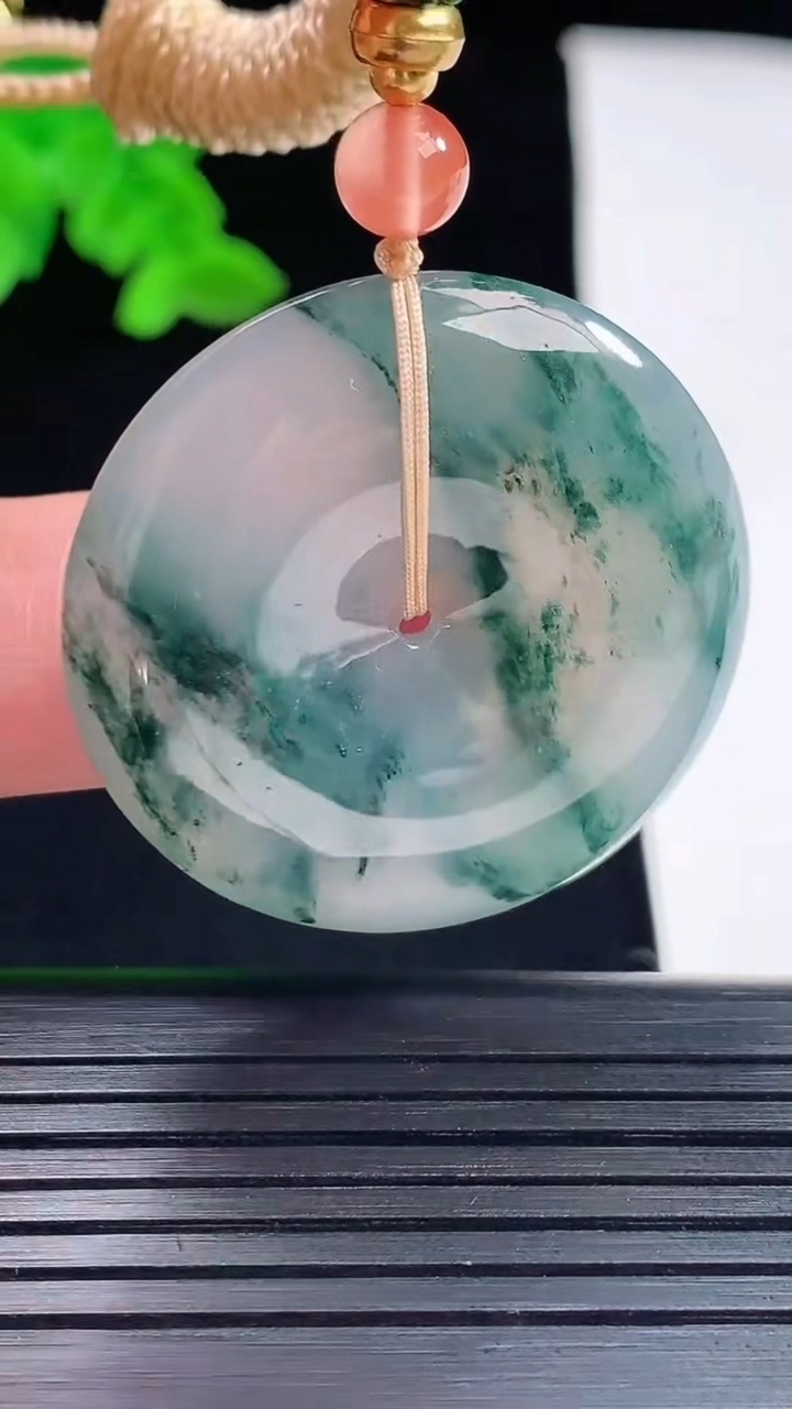 天然A货翡翠冰种飘花平安扣吊坠，尺寸34-5.8重量:14.53g
5月22日