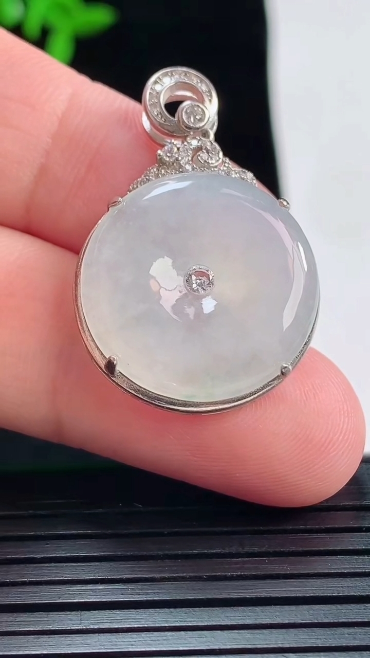 天然A货翡翠平安扣吊坠，尺寸32-21.6-7，裸石20重量:5.18g
5月22日