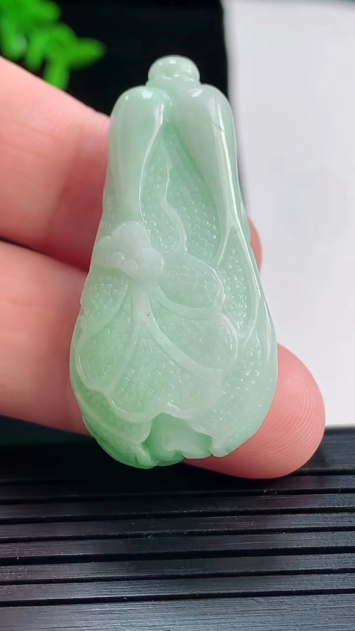 天然A货翡翠白菜吊坠，尺寸43.2-20.5-13重量:17.70g
5月22日