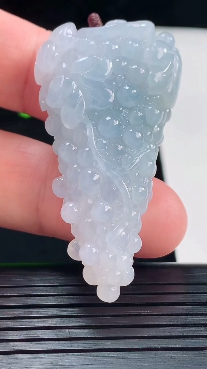 天然A货翡翠紫罗兰多子多福吊坠，尺寸51.5-27.5-13重量:26.14g
5月22日