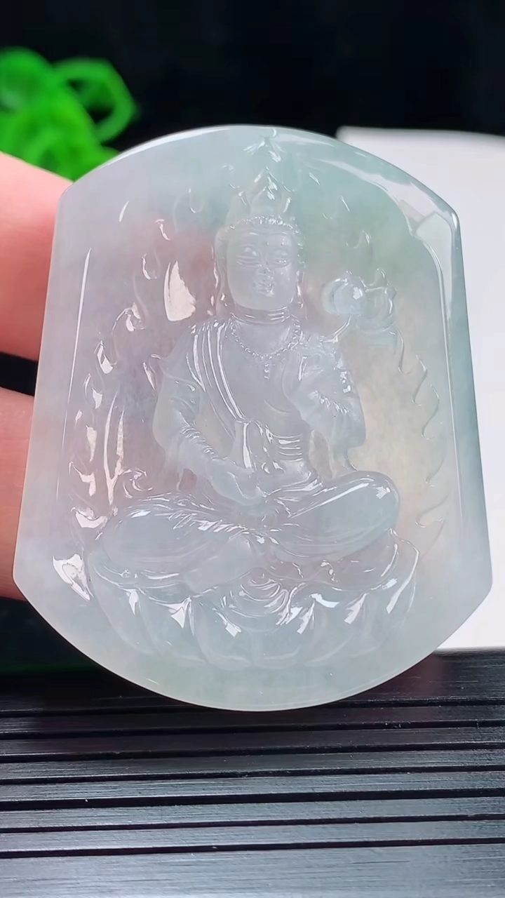 天然A货翡翠大势至菩萨吊坠，尺寸52-41.6-5.2重量:26.67g
5月22日