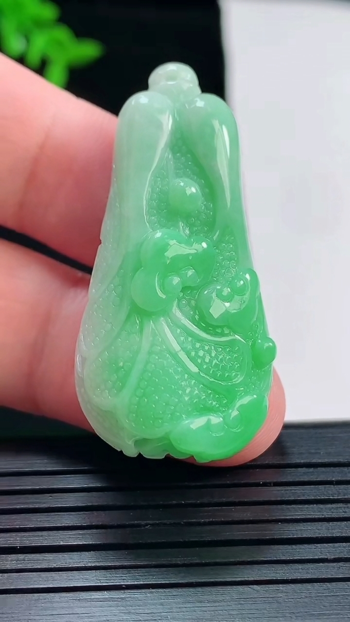 天然A货翡翠白菜吊坠，尺寸43.2-20.5-13重量:17.70g
5月22日