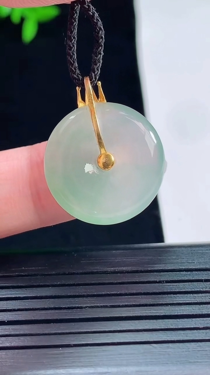 天然A货翡翠平安扣吊坠，尺寸25-20-5重量:4.30g
5月22日