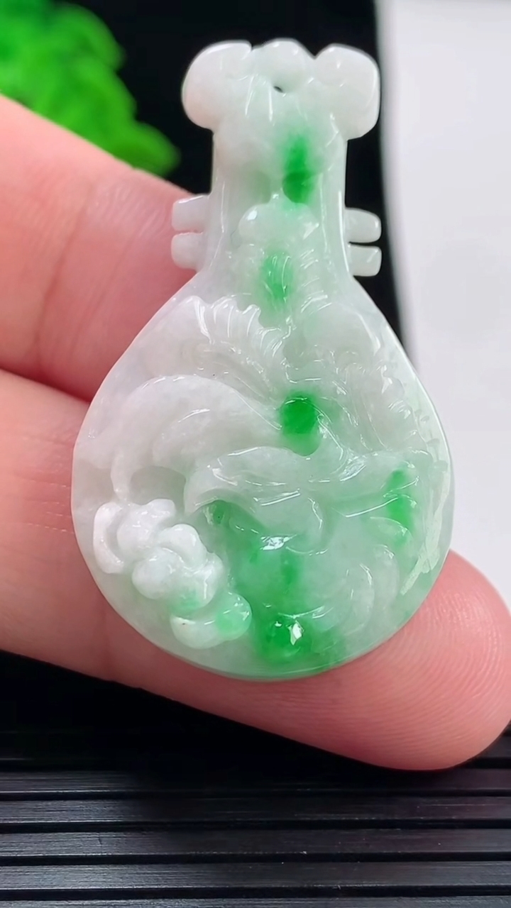天然A货翡翠琵琶吊坠，尺寸42.5-24.6-6.6重量:12.50g
5月22日