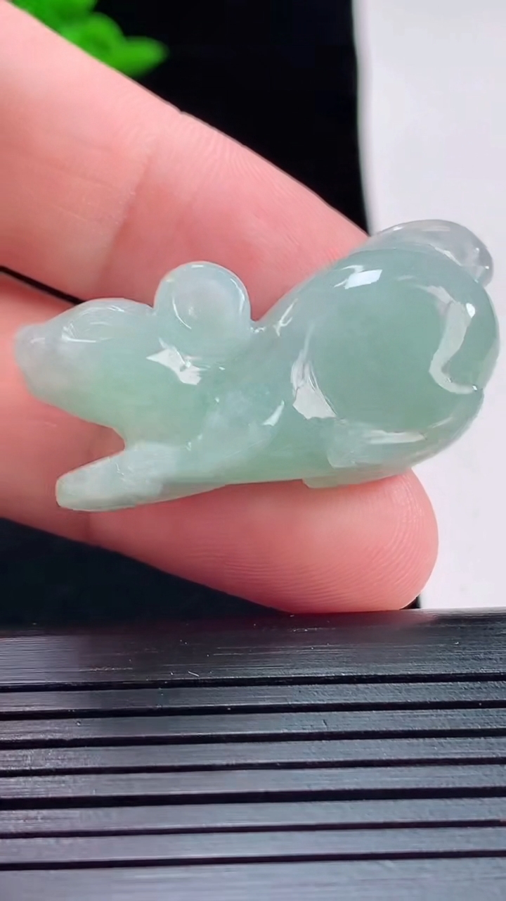 天然A货翡翠生肖鼠吊坠，尺寸37.6-15.6-9.6重量:12.05g
5月22日
