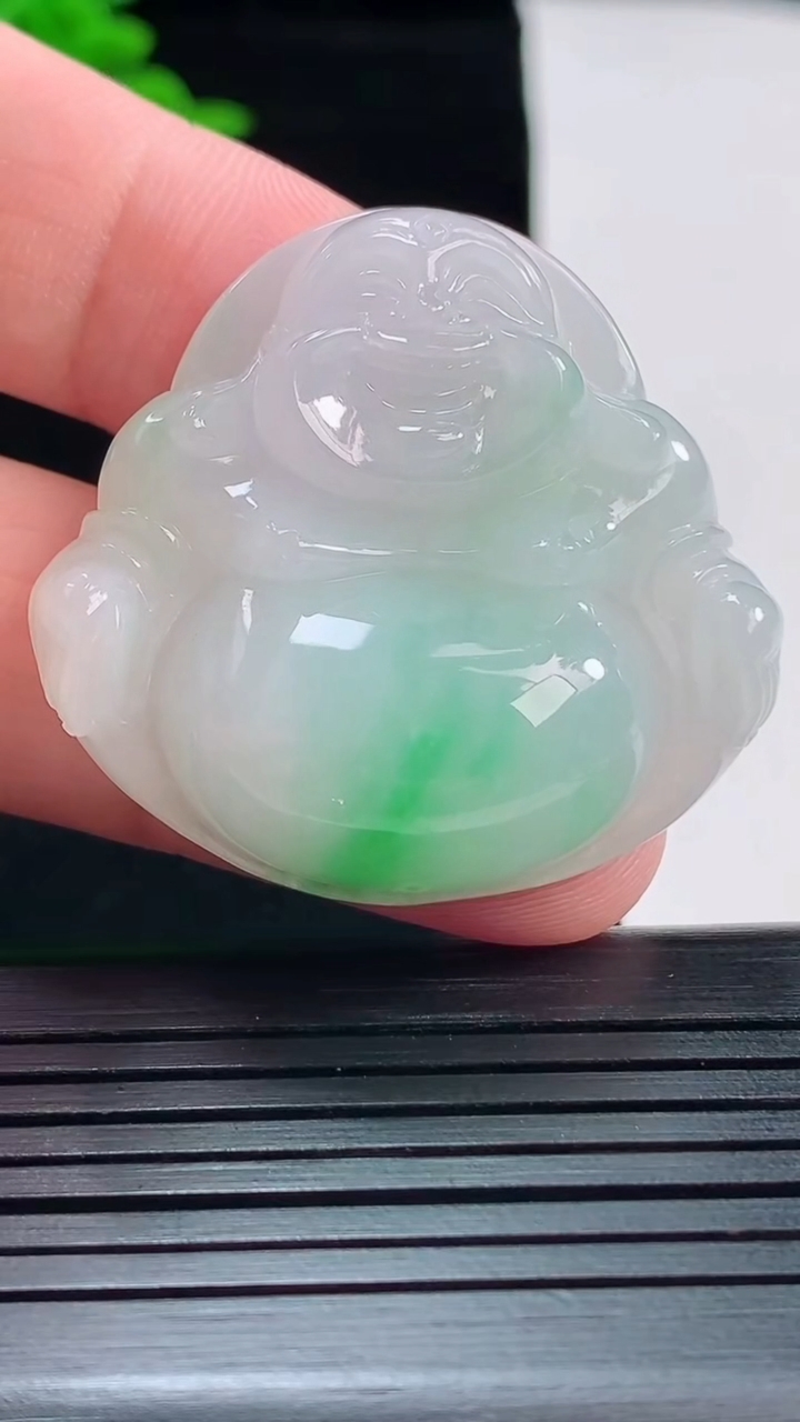 天然A货翡翠佛公吊坠，尺寸35.5-38-10重量:17.93g
5月22日
