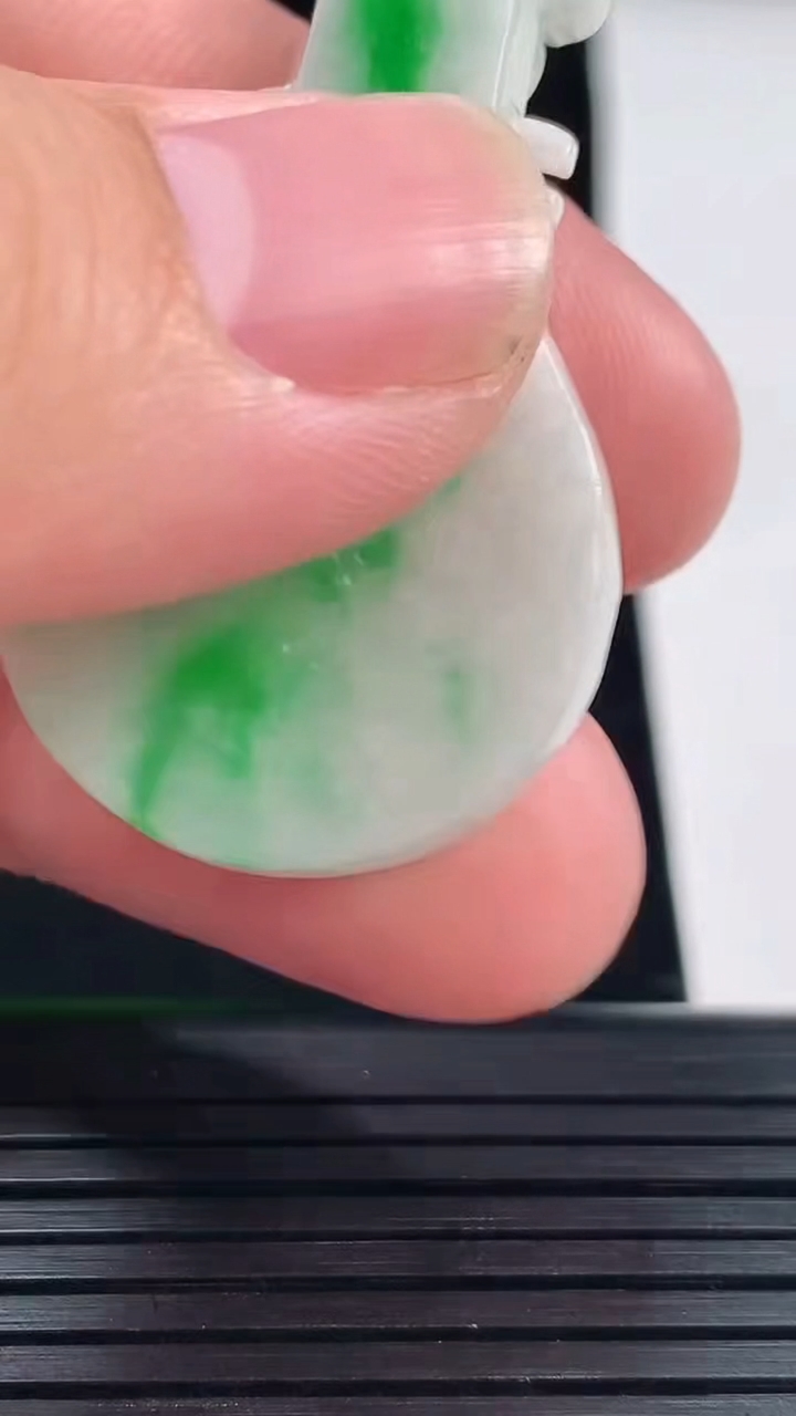 天然A货翡翠琵琶吊坠，尺寸42.5-24.6-6.6重量:12.50g
5月22日