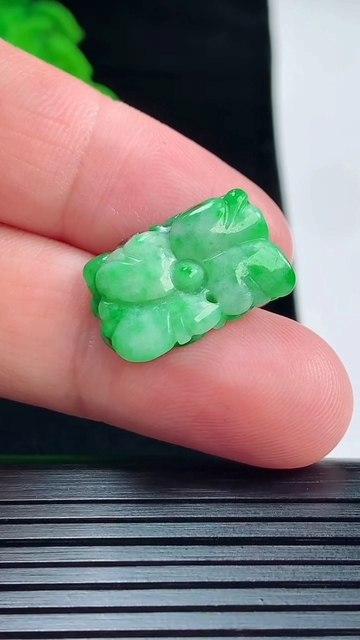 天然A货翡翠和和美美 荷花吊坠，尺寸20-13-4.5重量:2.51g
5月22日