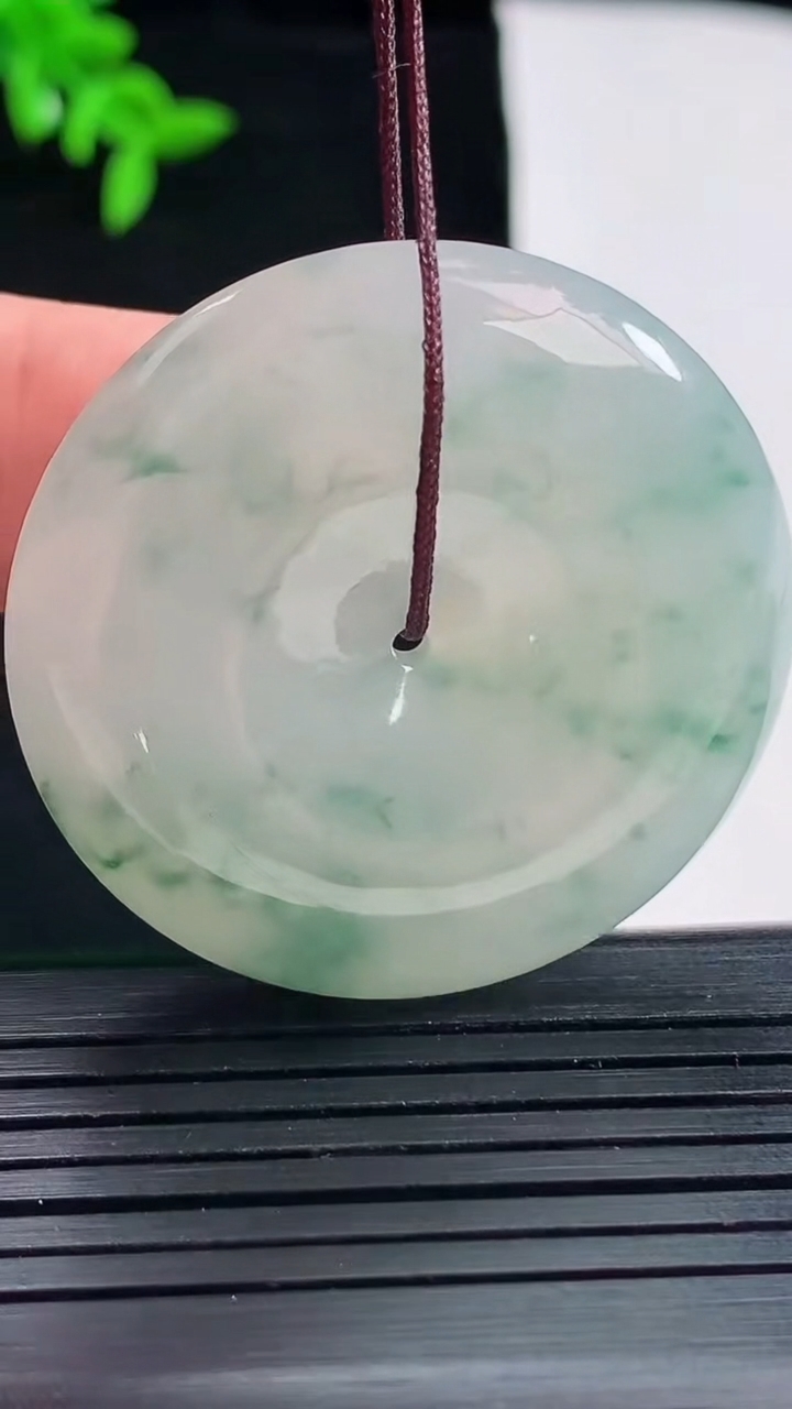 天然A货翡翠飘花平安扣吊坠，尺寸38-8.2重量:24.82g
5月22日