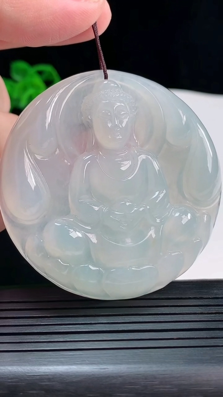 天然A货翡翠大日如来佛吊坠，尺寸57.5-5.6重量:35.90g
5月22日