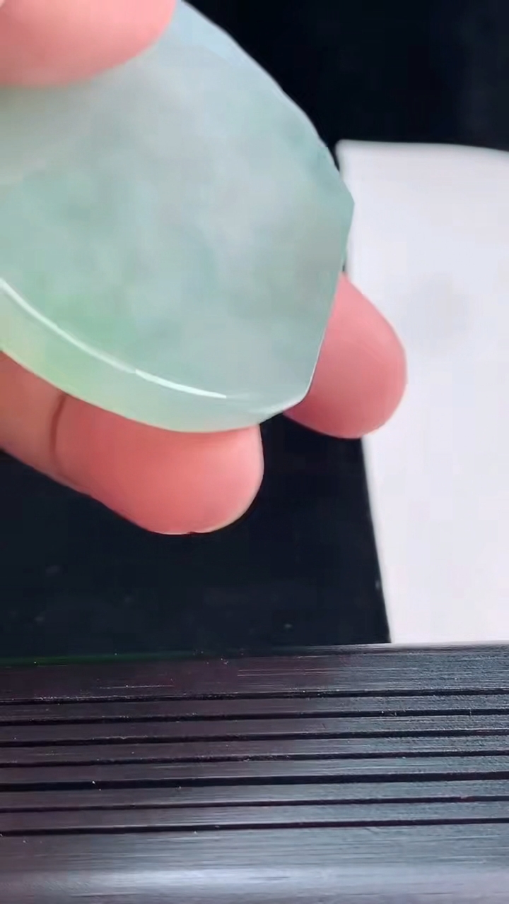 天然A货翡翠生肖蛇吊坠，尺寸52-46-5.5重量:30.19g
5月22日