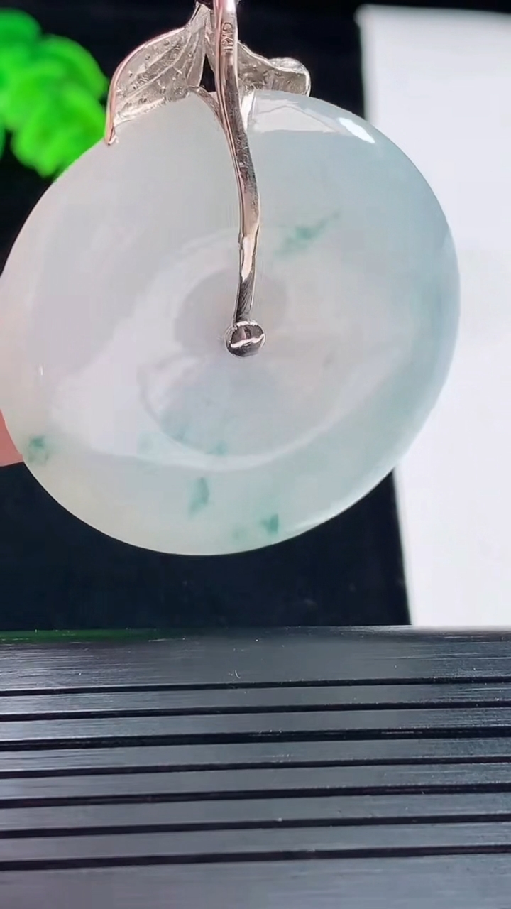 天然A货翡翠18k金飘花平安扣吊坠，尺寸45.6-38-5.2重量:17.34g
5月22日