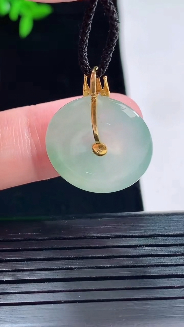 天然A货翡翠平安扣吊坠，尺寸25-20-5重量:4.30g
5月22日