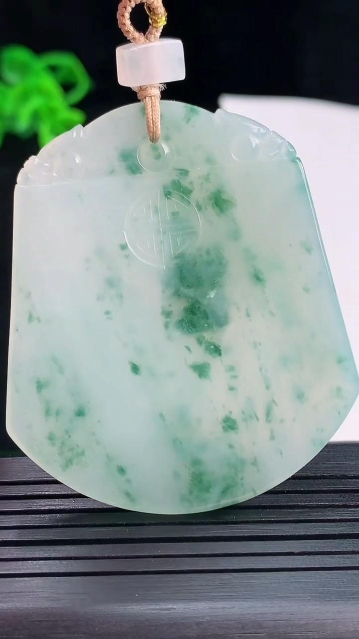天然A货翡翠冰种飘花仿古无事牌吊坠，尺寸54.6-46-3.6重量:25.90g
5月22日