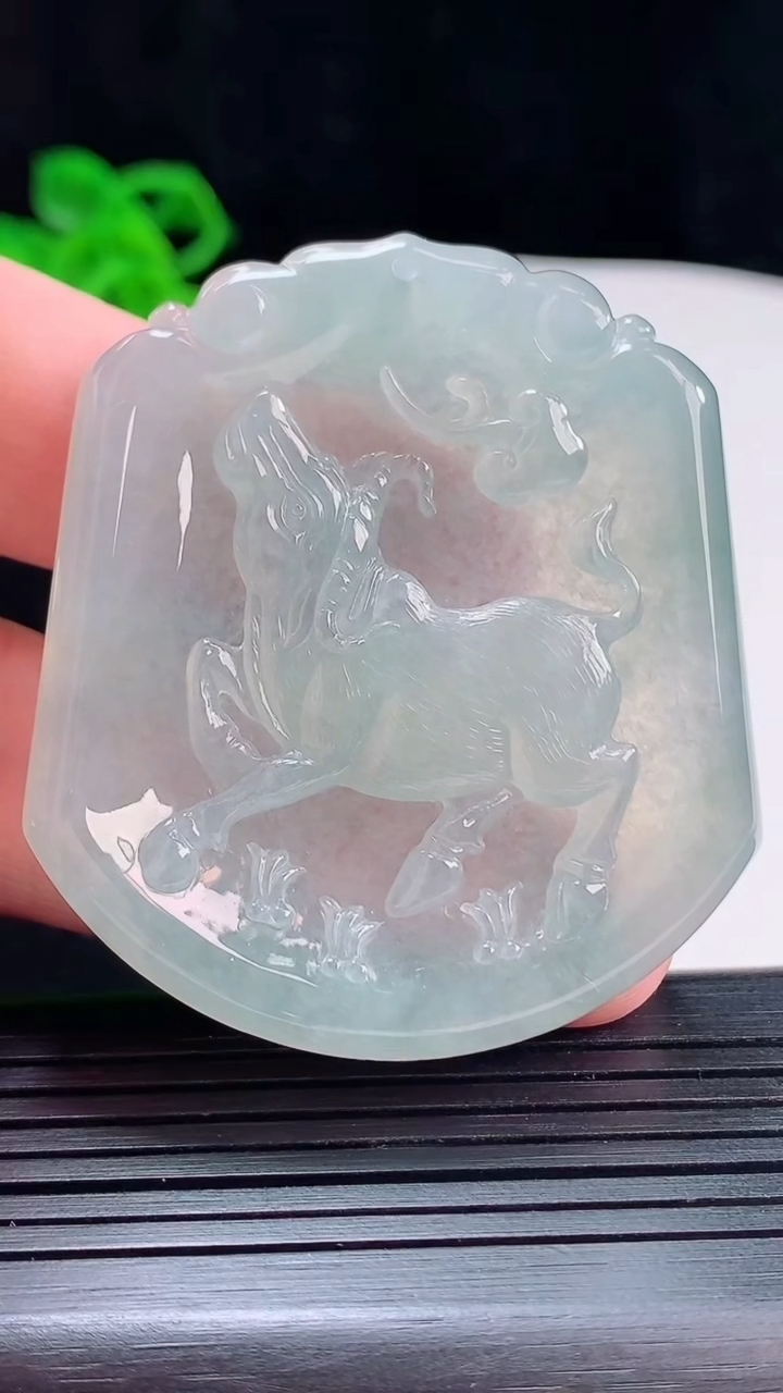 天然A货翡翠生肖牛吊坠，尺寸52-46-5.6重量:29.23g
5月22日