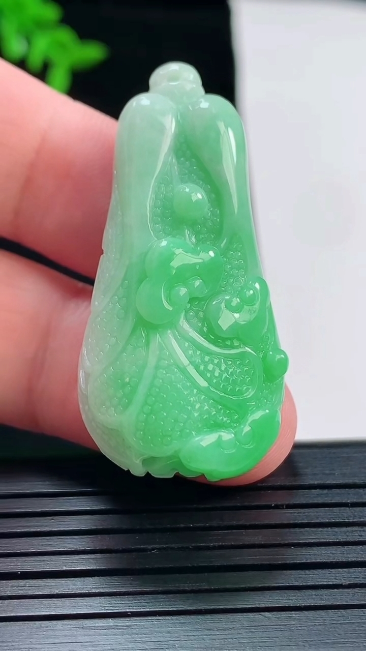 天然A货翡翠白菜吊坠，尺寸43.2-20.5-13重量:17.70g
5月22日