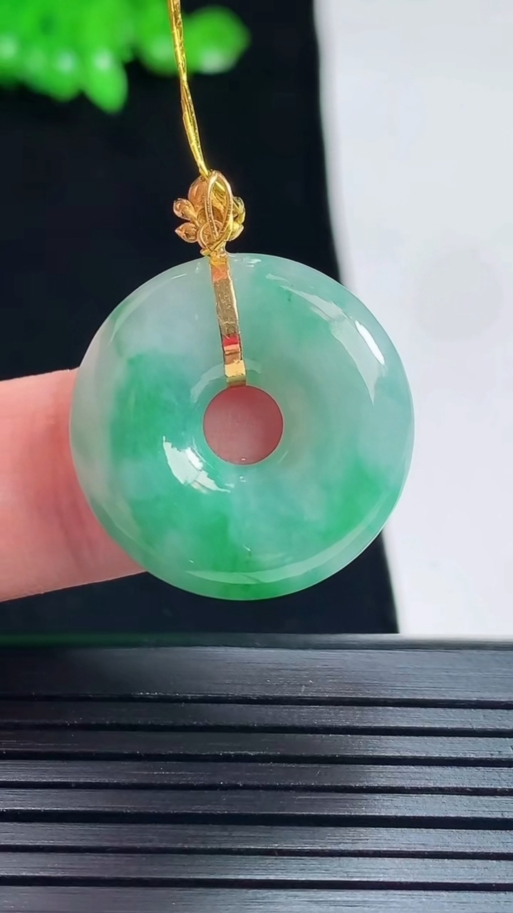 天然A货翡翠平安环吊坠，尺寸28-22.6-5重量:5.17g
5月24日