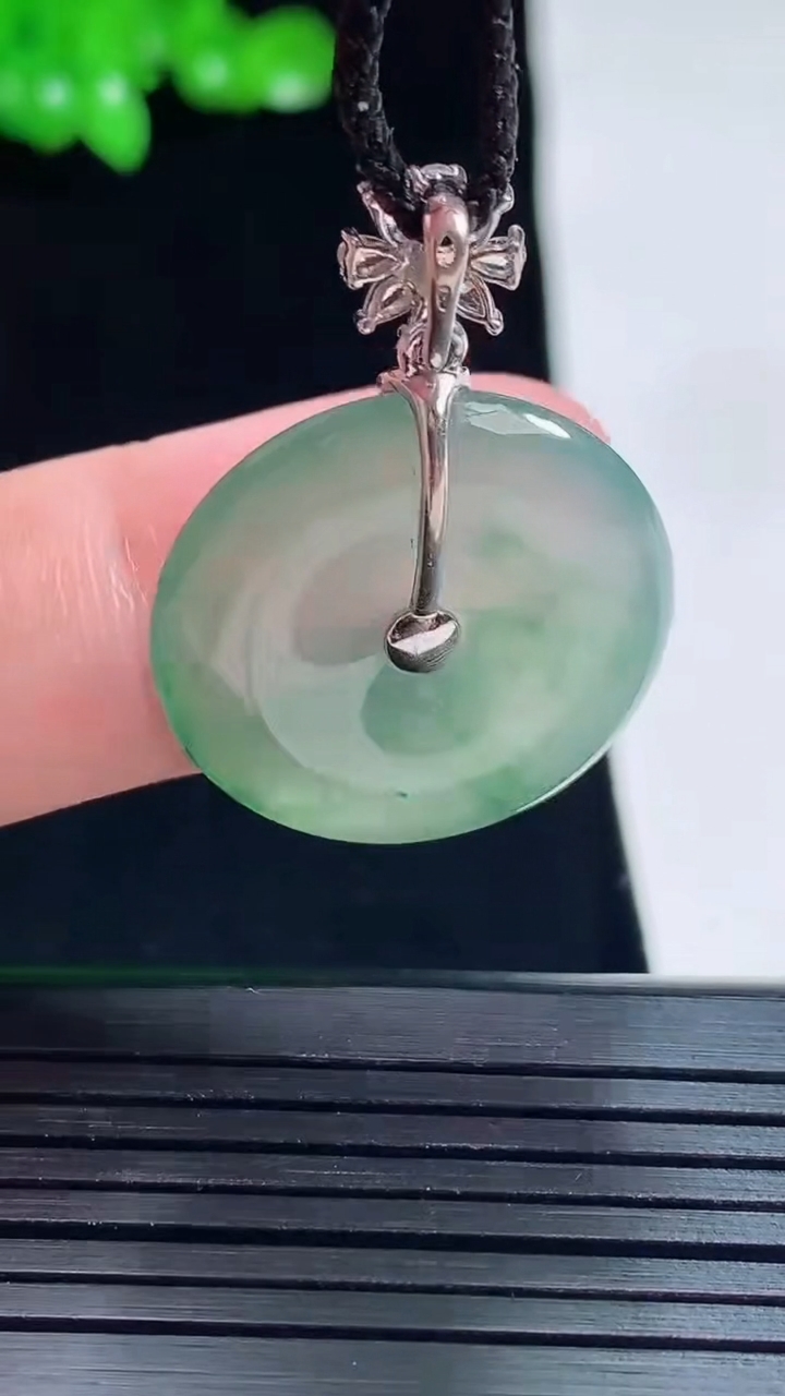 天然A货翡翠平安扣吊坠，尺寸31-23-4.2重量:5.28g
5月24日