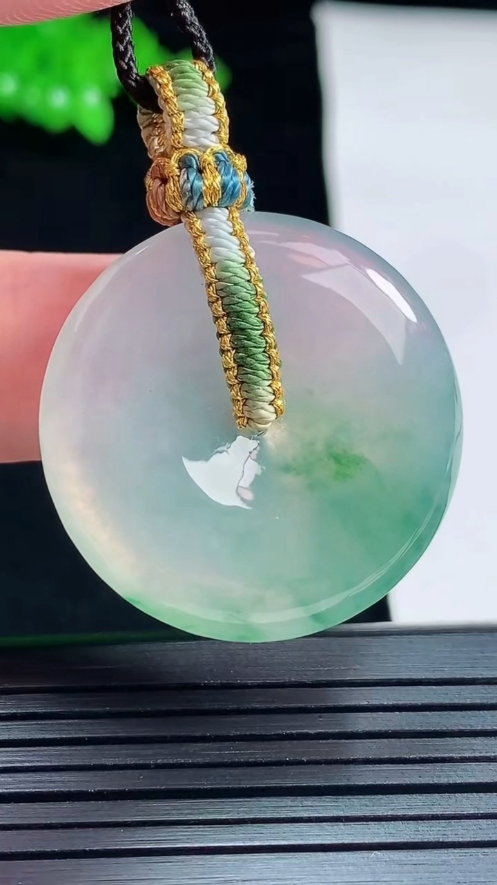 天然A货翡翠种飘花平安扣吊坠，尺寸31-5.2重量:11.05g
5月24日
